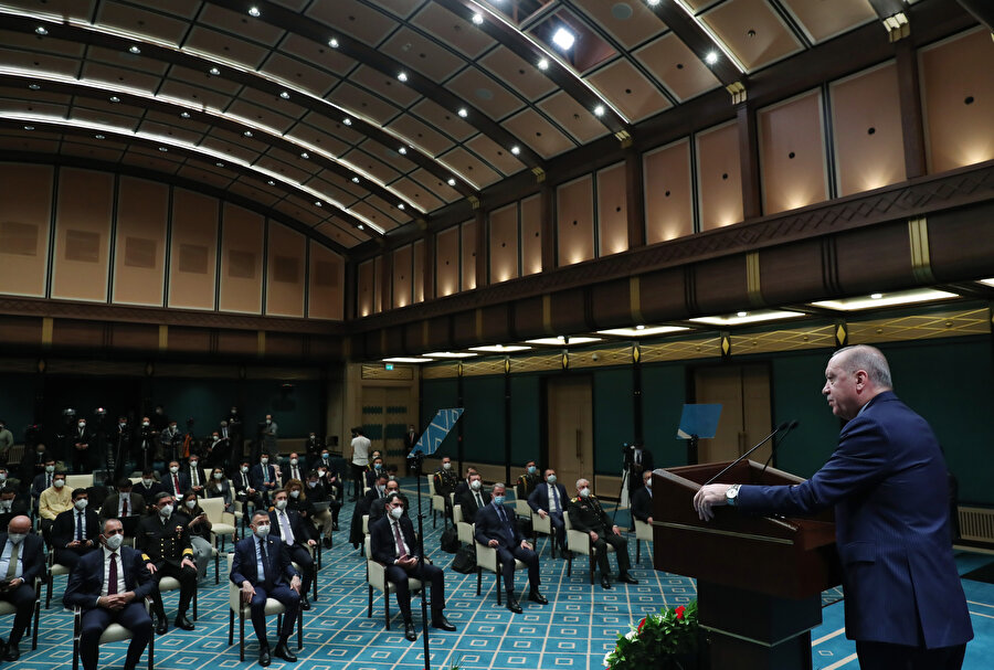 Cumhurbaşkanı Erdoğan açıklamalarda bulunurken