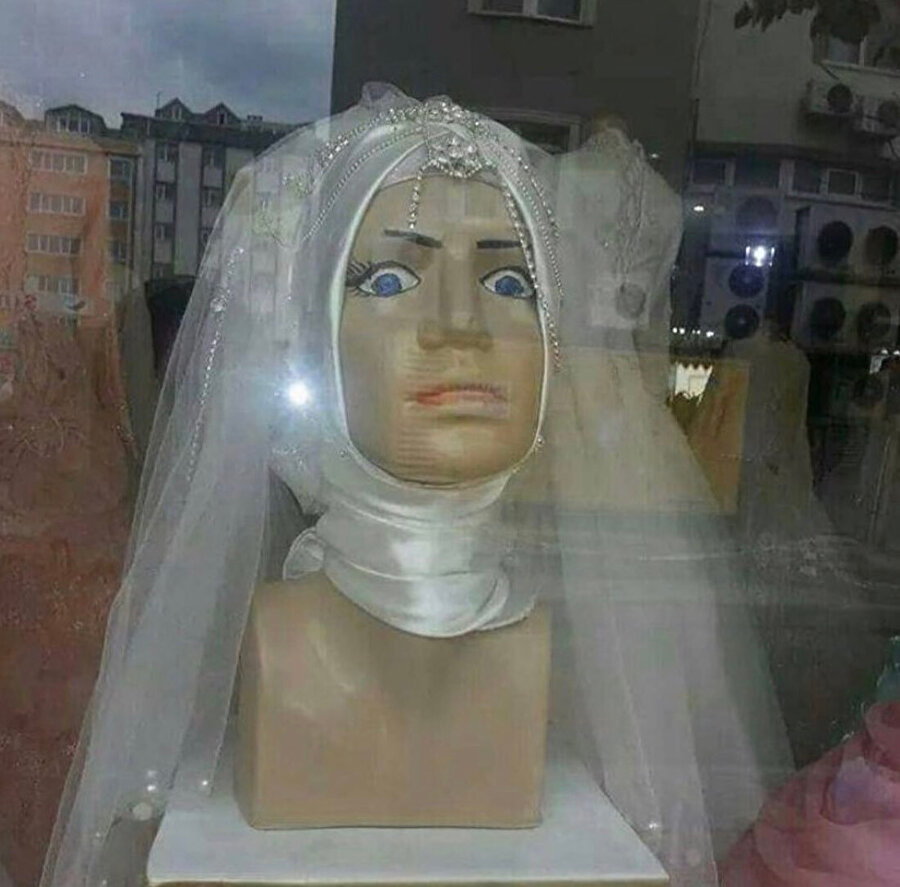 ​Düğünümde görümcem de beyaz giymiştir