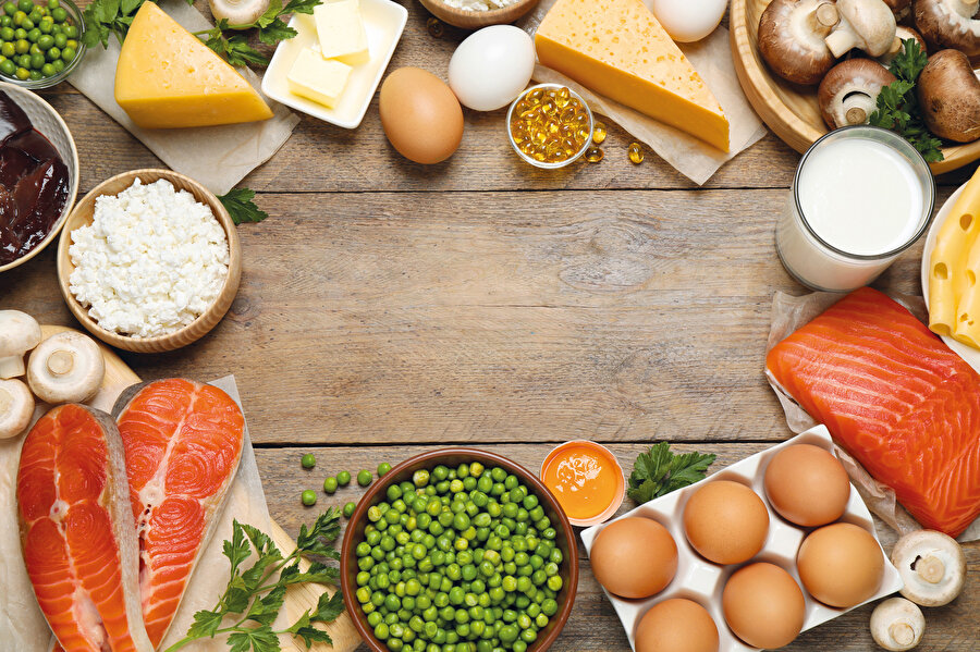 Gıda veya güneş yoluyla D vitamini alamayan çocuklarda mineral eksikliğinin de oluşmasıyla ‘raşitizm’ hastalığı baş gösterebilir. Çocuk iyileşse bile bu hastalıktan sonra kemik bozuklukları kalıcı olabilir. Yetişkinlerde özellikle de yaşlılarda D vitamini eksikliği ‘kemik erimesi’ denilen rahatsızlığa yol açabilir. Kemik ve kaslarda ağrı, adalelerin güçten düşmesi bunun bir göstergesidir. Kemik erimesini en iyi anlamanın yolu “iman tahtası” kemiğine bastırmak. Şayet ağrı hissediliyorsa kemiklerde sıkıntı var demektir