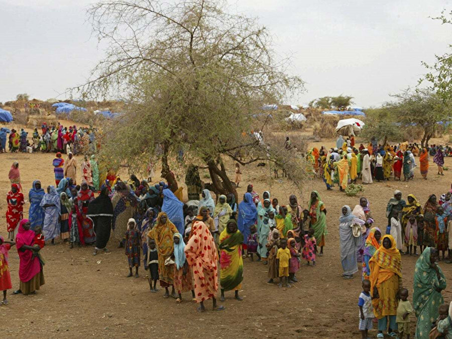 Darfur bölgesinde yerinden edilen kadınların kaldığı mülteci kampları. 