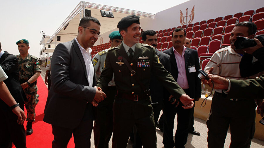 Ürdün eski Veliaht Prensi Hamza bin Hüseyin (ortada üniformalı) Amman'da resmi bir tören esnasında.