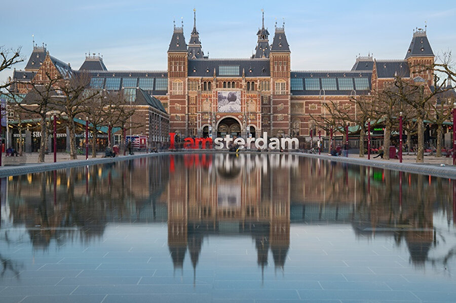 Rijksmuseum, Amsterdam'daki Museumplein'da yer alan bir Hollanda ulusal müzesidir.