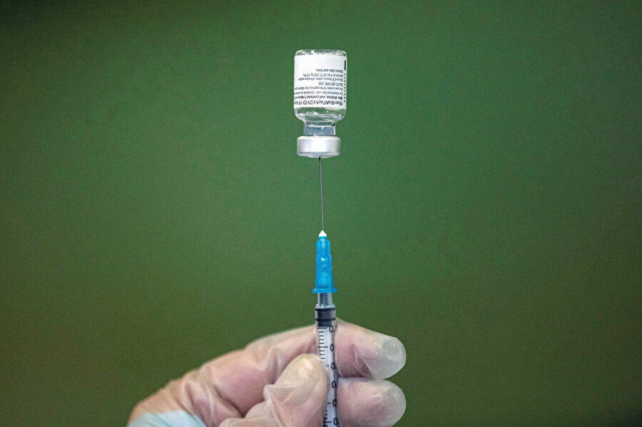 - Pfizer, kendi hatasından kaynaklanacak durumlarda bile hiçbir sorumluluk almıyor. Anlaşmaya göre bir aşı serisinde hata oluştuğunda, ya da aşıları taşırken -70 derecelik ısıyı koruyamadığında, hatta bir şirket çalışanı görevini kötüye kullandığında bile davalarda taraf olmuyor. Yani Pfizer, sadece aşının neden olacağı ölümlerden değil, kendi ihmal, dolandırıcılık veya kötü niyetli eylemlerinden de sorumlu tutulamıyor.