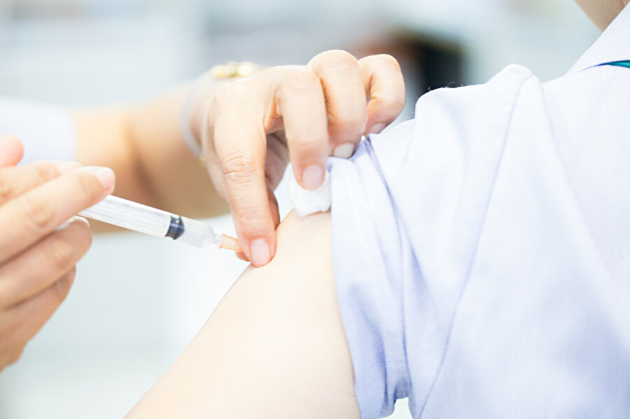 Diyanet İşleri Başkanlığı Din İşleri Yüksek Kurulu Üyesi İdris Bozkurt, "Kovid-19 aşısı dahil olmak üzere hiçbir aşının içerisinde besleyici vitamin ve gıda içerikli bir madde bulunmamaktadır. Böyle şeyin vücuda zerk edilmesi orucu bozmamaktadır." dedi.