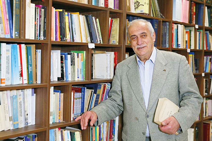 Aytunç Bey’in üç gün veya beş gün bir yazı dizisi çıktı. Üçüncü Henri Paleolog ile alakalı. Bu şahısla mülakat da yaptı. Malta’da bir şatoya oturmuş, “Ben Bizans İmparatoru Üçüncü Henri Paleolog’um. Bizans kurulacak, ben de İstanbul’a gelip tahta oturacağım” diyordu.