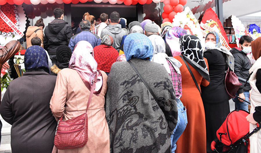 Market açılışında 'indirim' izdihamı: Koronavirüs hiçe sayıldı