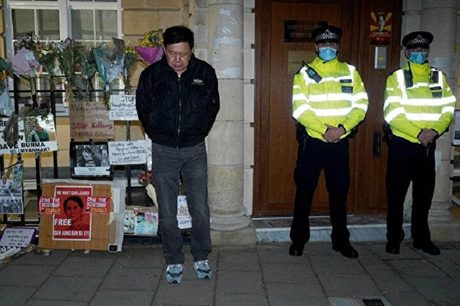 Askeri darbeyle siyasi krizin yaşandığı Myanmar'ın, Londra Büyükelçisi Kyaw Zwar Minn'in askeri ataşe tarafından elçilik binasına girişi engellendi