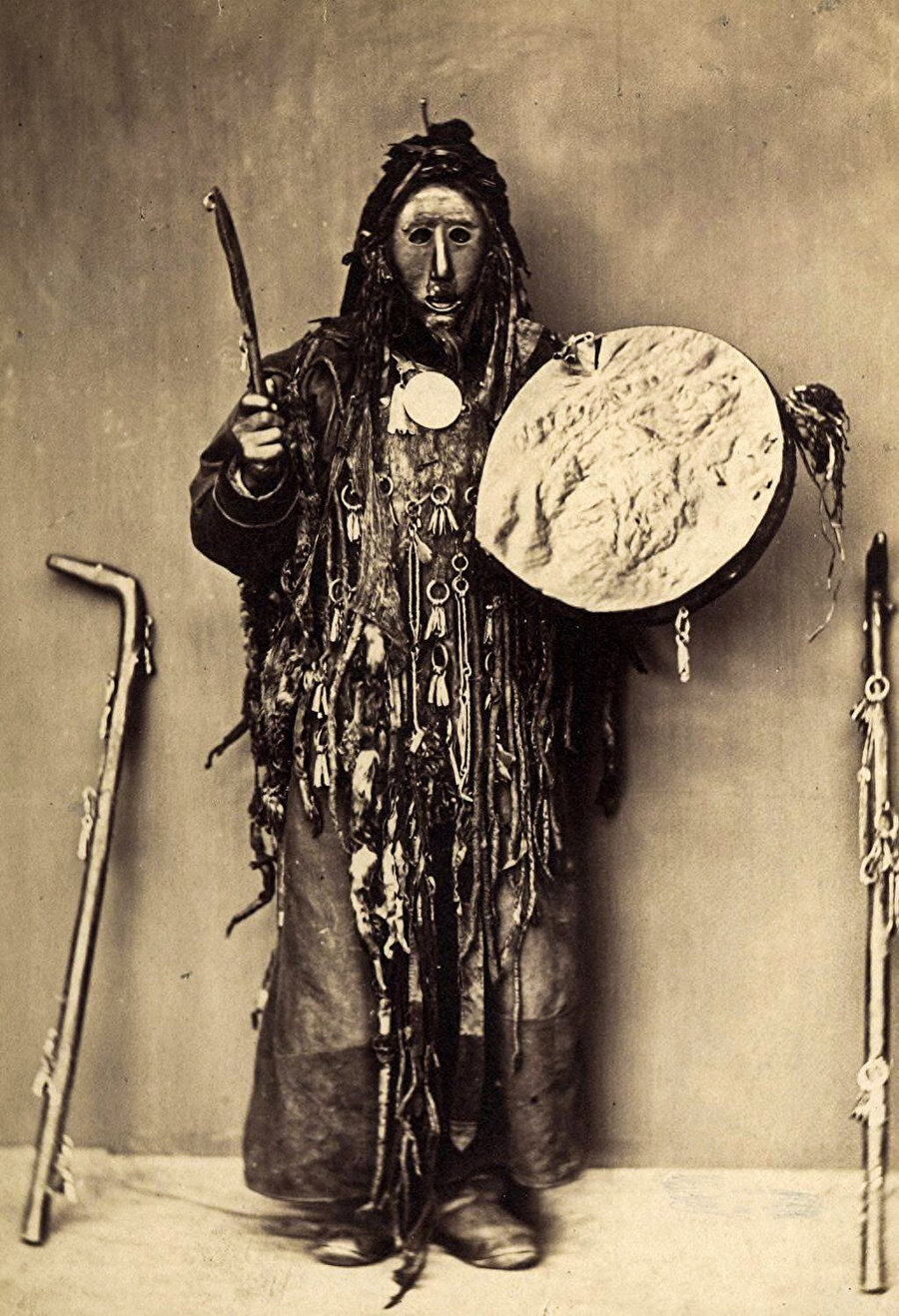 Yapılan bilimsel araştırmalar neticesinde Altay ve Sibirya halklarının kullandıkları ritüellik maskeleri ve baş giysilerine dair hacimli bir kaynakça ve materyal oluşmuştur.