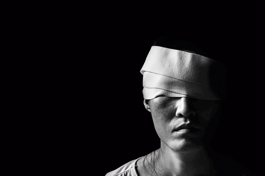 ‘Şiddet’ konusunu cinsiyet ve kimliklere hapsetmediğimizde, asıl nedenlerine ve özellikle de ‘İstanbul Sözleşmesi Yaşatır’ diyenlerin duymak istemediği en büyük neden olan alkol ve türevi sebeplere odaklanabilme şansımız doğuyor.