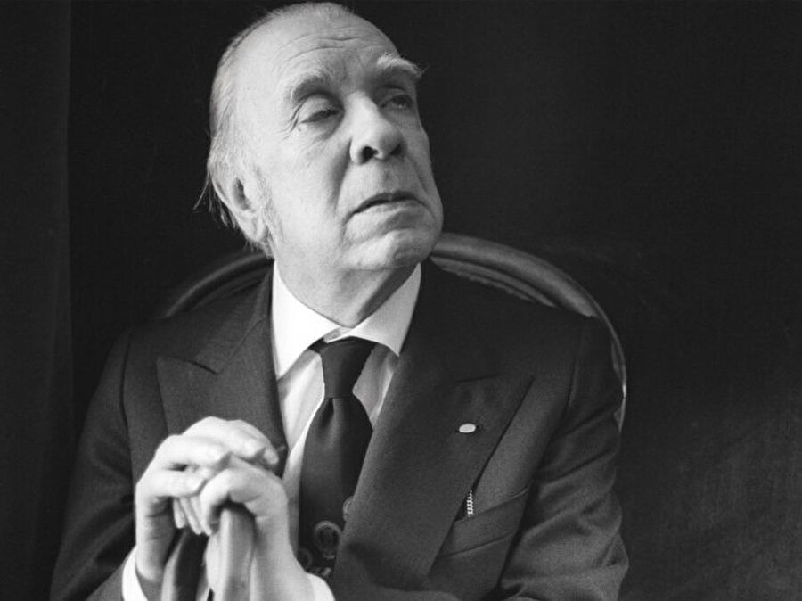 Bütün o sıkıcı gerçekliği tepetaklak ettiği için Borges demek isterdim