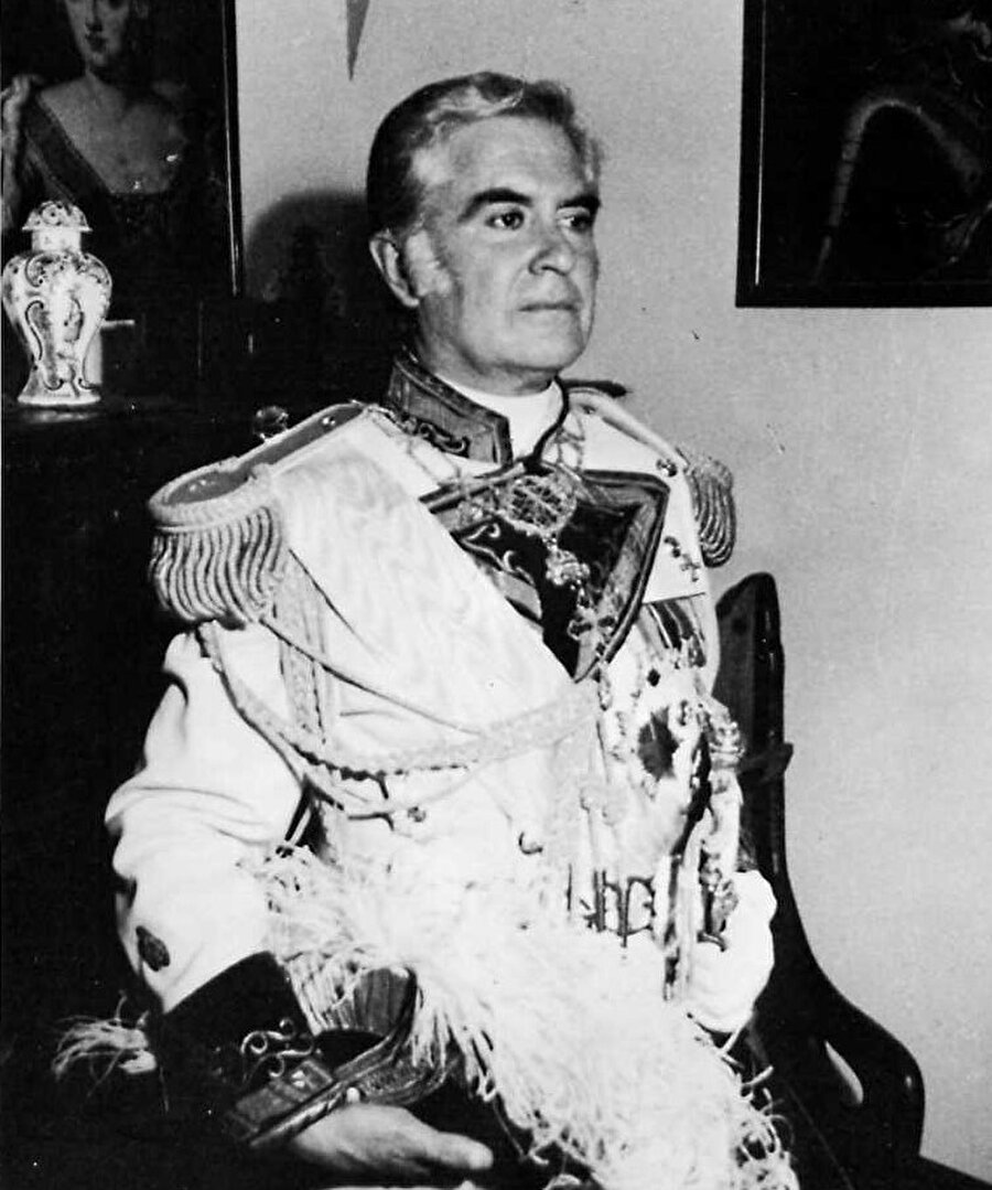Ne ülkesi, ne tahtı, ne sarayı, ne de ordusu vardı. 3. Henri Vigo Paleolog, 17 devlet tarafından 2012'de ölene kadar Bizans İmparatoru olarak tanınıyordu.