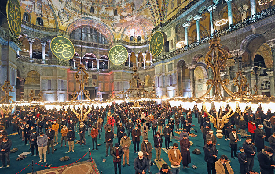 İstanbul’un ulu camisi Ayasofya, devlet ricalinin cuma ve bayram namazlarını kıldığı yer artık tutsaktır.