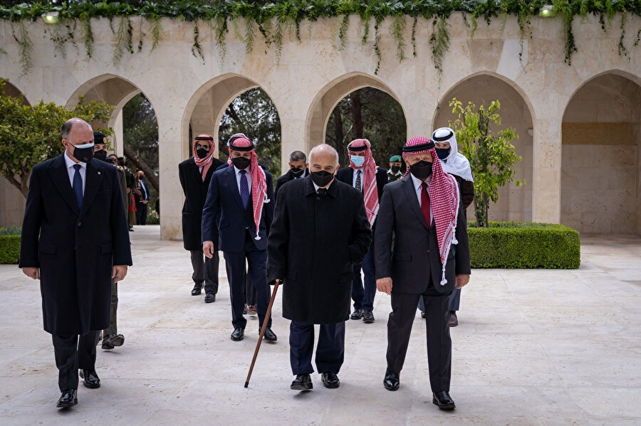 Ürdün'de son günlerde "dış güçlerle ülkenin güvenliğini hedef alan birtakım faaliyetlere karışmak" suçlamasıyla gündemde olan eski Veliaht Prens Hamza bin Hüseyin, ilk kez Kral 2. Abdullah ile kameralar önünde yan yana geldi.