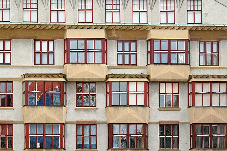 Otakar Novotny tarafından tasarlanan Kooperatif Evi, Prag (1921). Yapı, cephesindeki birçok açı içeren hacimli geometrik kompozisyonuyla, kübizmin etkilerini yansıtıyor.