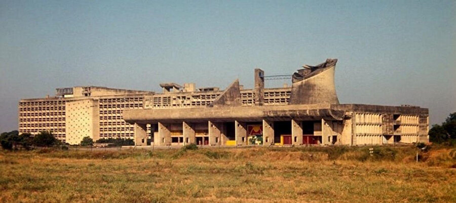 Hindistan'ın Chandigarh şehrinde yer alan bina, 1963’te tamamlandı.