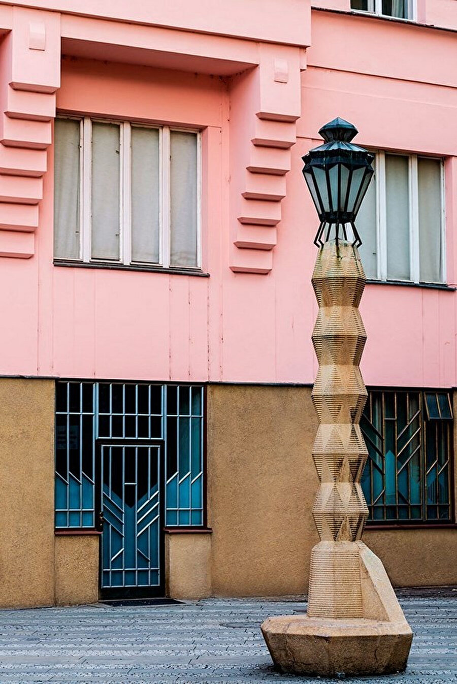 Kübist sokak lambası, çevre binalarla benzer renk ve materyallerden meydana geliyor.