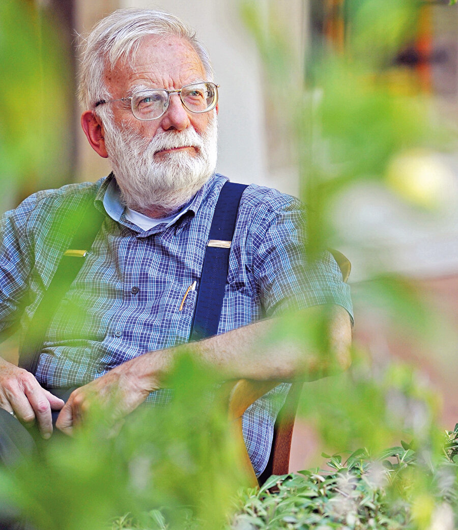 Ramazan dünyevi ilgilerden olabildiğince tedric edilerek, bir ibadet yoğunluğu içinde, gerçek bir hayat ve nefis muhasebesi demektir. Bu muhasebe bir boyutu ile bireysel yapılsa da diğer bir boyutu ile toplumsaldır. Ramazan’ın toplumsal boyutunu insanlara hizmet ve ikram ile idrak ediyorduk. İnsan varlığı unutmakla maluldür. Hayatın gayesini ve ehemmiyetini hatırlatan ve toplum ölçeğinde yaşanan en önemli zaman dilimi Ramazan idi. Bu ayda kendisini muhasebeye çeken birey aynı zamanda gönlünü ve zihnini arındırıp şahsını bayram ile beraber gelecek olan yeni bir doğuşa hazırlıyordu.