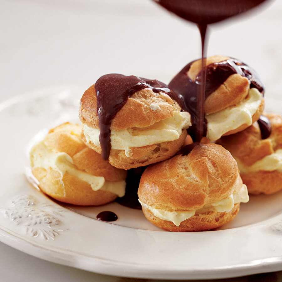 Beyaz Çikolata Dolgulu Profiterol tarifi