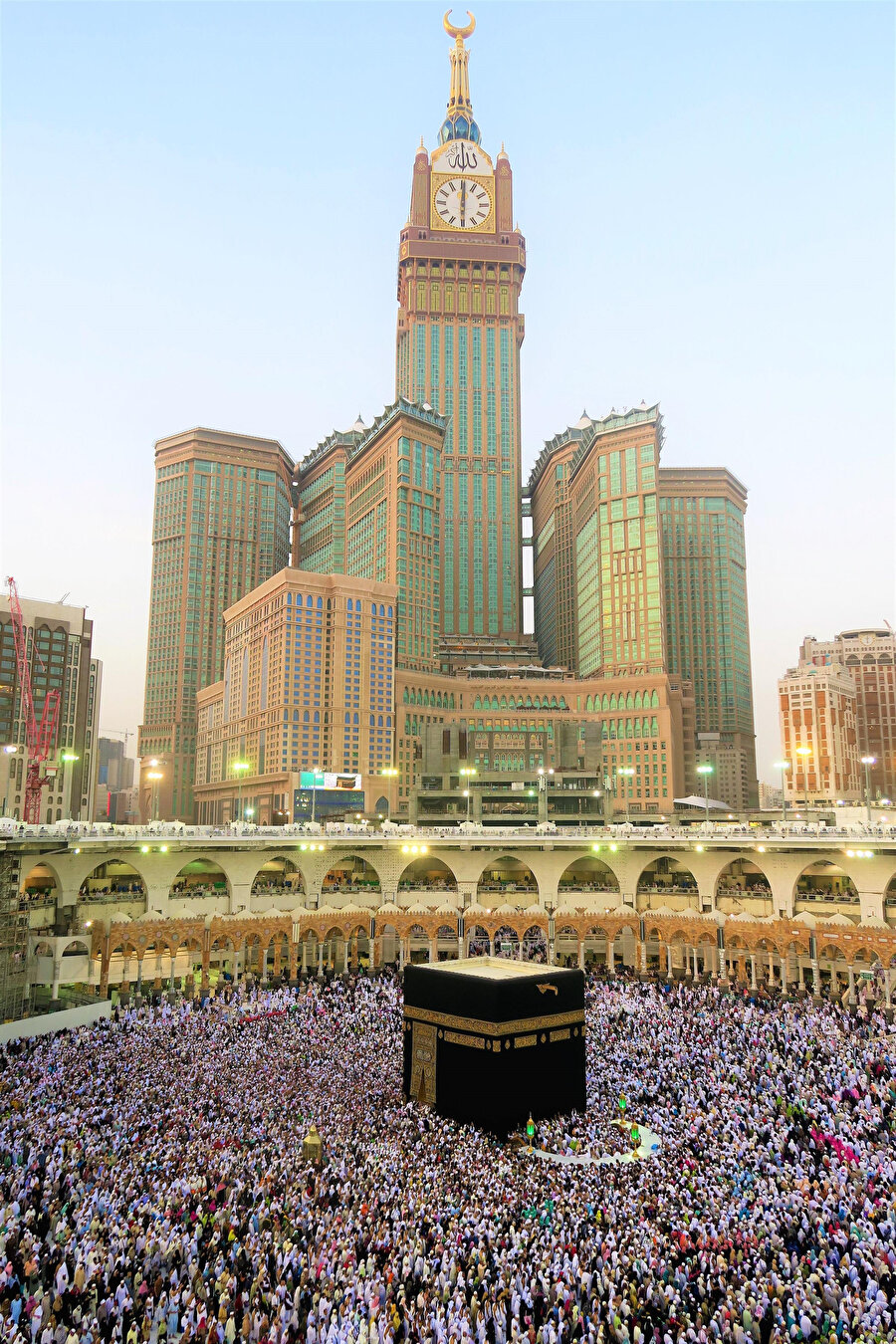 Müslümanlar nezdinde yadsınamaz bir itibara sahip olan Suudi Arabistan Krallığı, birçok farklı coğrafi konumdaki ülkenin kendisine tabi olmasıyla da belirleyici bir rol üstlenmektedir.