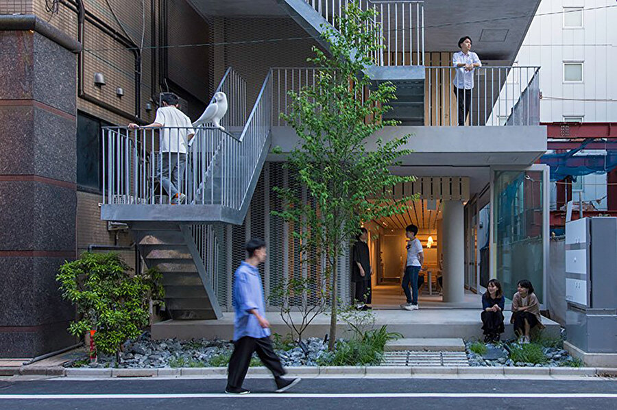 Sokakla yakın temas halindeki otel, insanlar arasındaki sosyal etkileşimi de artırıyor.