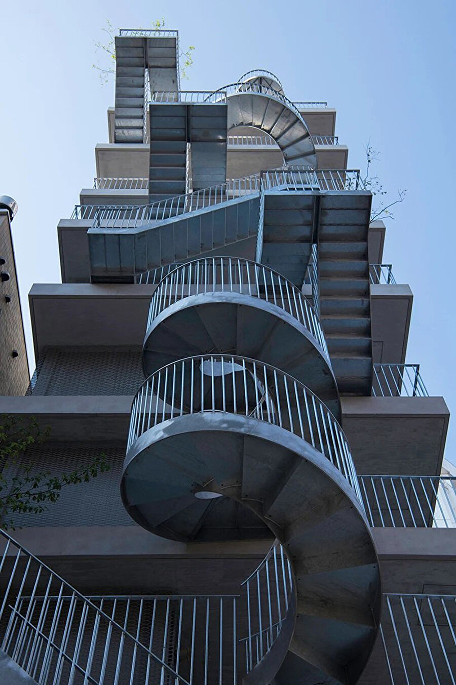 Doğrudan sokağa bağlanan karakteristik merdivenlerle her katta yer alan teraslar, binanın dikkat çeken özelliklerinden birkaçı. 