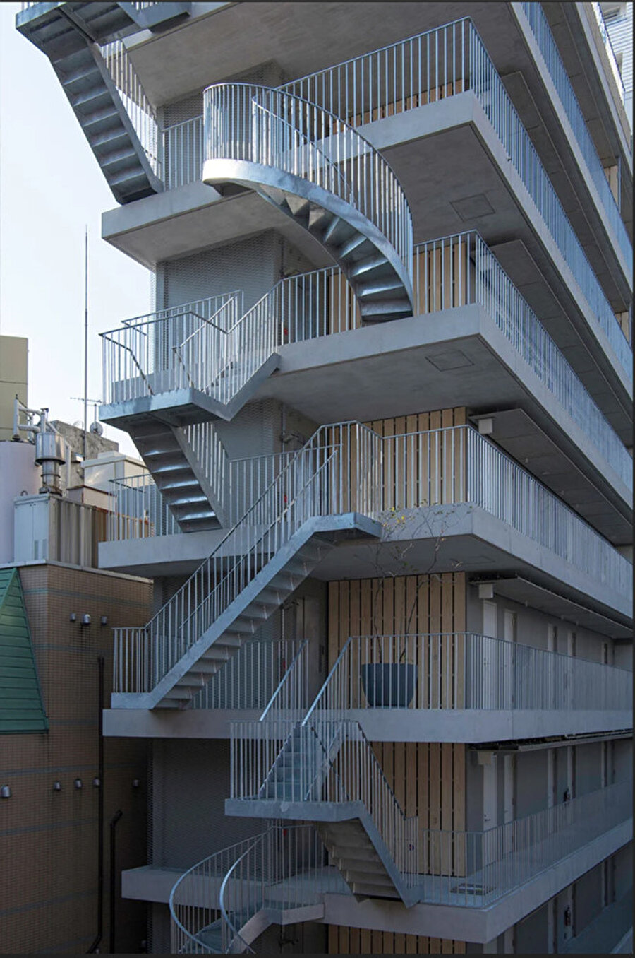 Otelin merdivenleri, her katta birbirinden farklı tasarımlarıyla sokaktan geçenlerin dikkatini çekiyor.