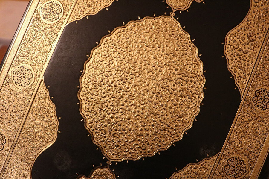 Karahisârî’nin Kanuni Sultan Süleyman için yazdığı Kur’an-ı Kerim (61,5 x 42,5 cm).
