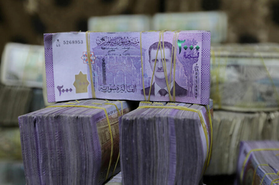 Yaklaşık 10 ay önce yapılan devalüasyonun ardından 1 dolar 704 Suriye lirasından bin 256 Suriye lirasına yükselmişti.