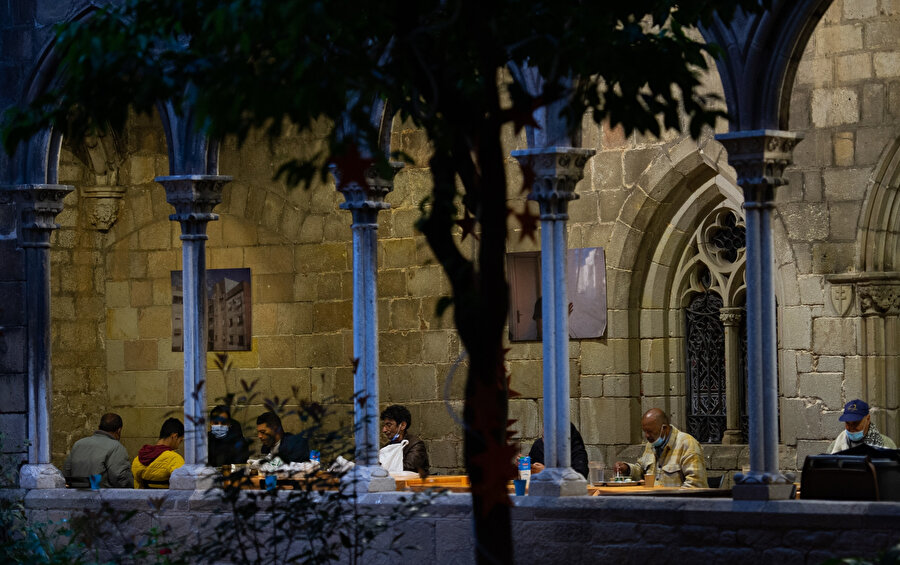 Salgın tedbirleri kapsamında kilisenin avlusunda toplanan Müslümanlar, iftar saati geldiğinde ezan okuyarak, sosyal mesafe kurallarına göre oruçlarını açıp, dua etti.