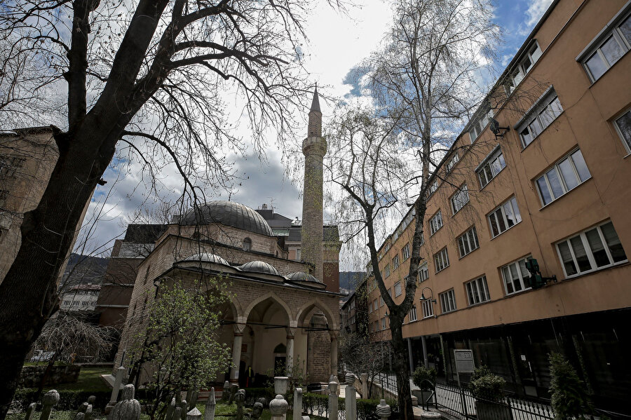 Ferhadiye Camisi, Osmanlı ve İslam mimarisinin en güzel örneklerini içerisinde barındırıyor.