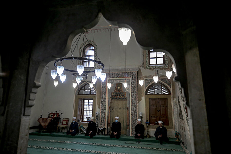 Mukabele 4 hafız ve cami imamıyla okunacak.