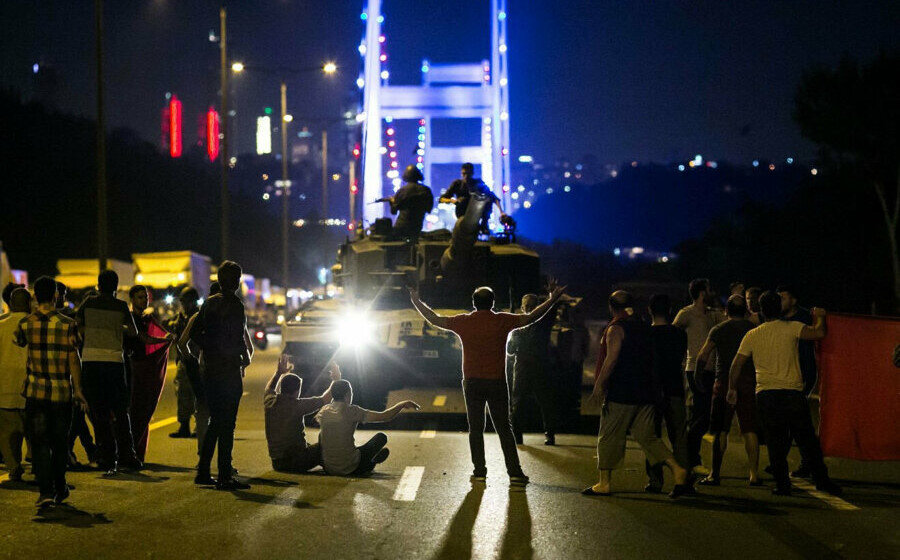 O gece memleket yepyeni bir hâldi.