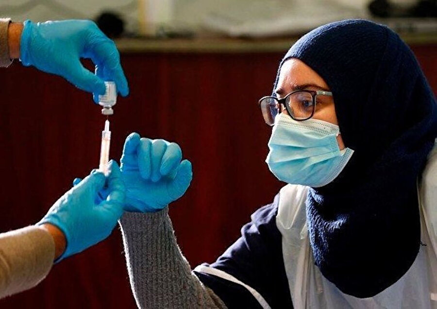 Kovid-19 nedeniyle 127 binden fazla kişinin öldüğü İngiltere'de, aralıkta tespit edilen virüsün daha bulaşıcı ve daha öldürücü yeni bir türüne bağlı olarak vakalar ve ölümler artmıştı.