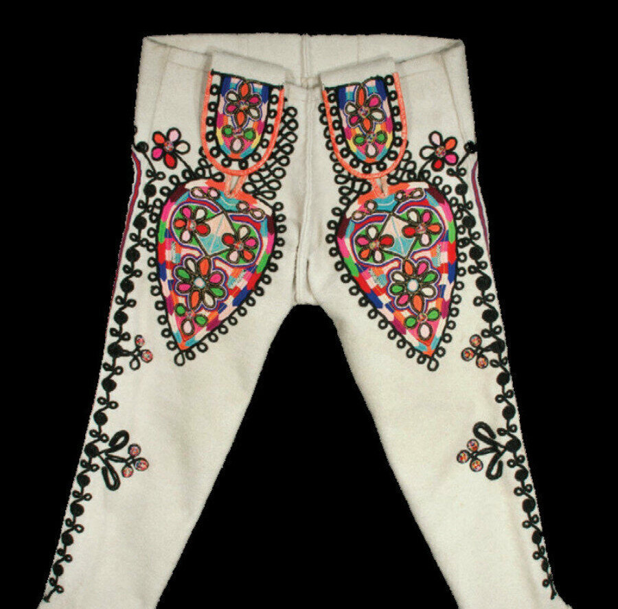 1900’lerin başında Romanya erkeklerinin giydiği bu geleneksel pantolon renkli, zarif işlemeleri ve paçalarındaki kurdeleleriyle “giyme de seyret” dedirtiyor.