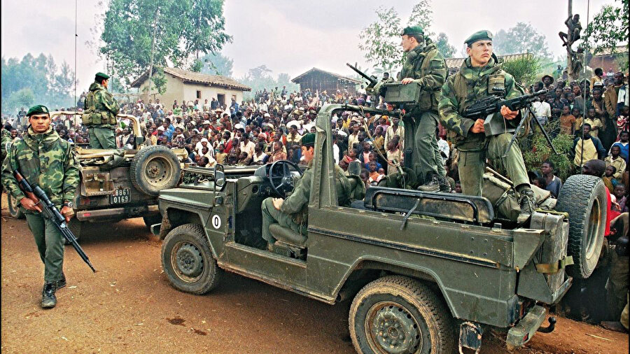 Cezayir soykırımından yüzsüz bir açıklamayla sıyrılmaya çalışan Fransa, Ruanda soykırımında da benzer bir taktiği denedi. Macron’un 1994’te Ruanda’da gerçekleşen ve 1 milyondan fazla insanın katledildiği soykırımla ilgili ‘tarihçilere’ hazırlattığı raporda, Fransa’nın soykırımda sorumluluğu olduğu fakat hiçbir suçu olmadığı belirtildi. Raporun satır aralarında Fransa’nın soykırımı resmen organize ettiği, kâtilleri eğittiği ve onlara silah verdiği itiraf edilse de, ‘edebi bir dil’ kullanılarak bu gerçekler saklandı. Raporu hazırlayan komisyonun başkanı ise, Türkiye’nin hiç de yabancısı olmadığı bir isim.