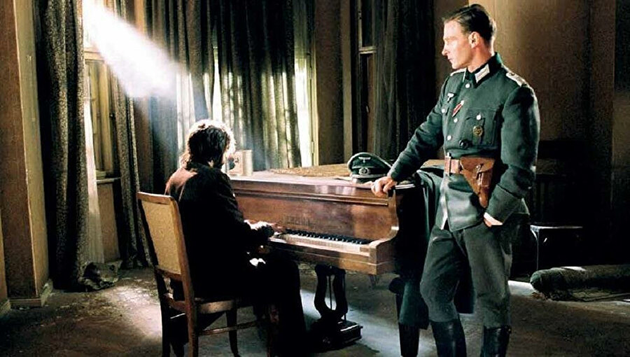 Piyanist (2002) adlı filmde Yahudi bir piyanistin çaldığı müziğe karşılık hayatını bağışlayan Alman subayın hikâyesi gösterilir.