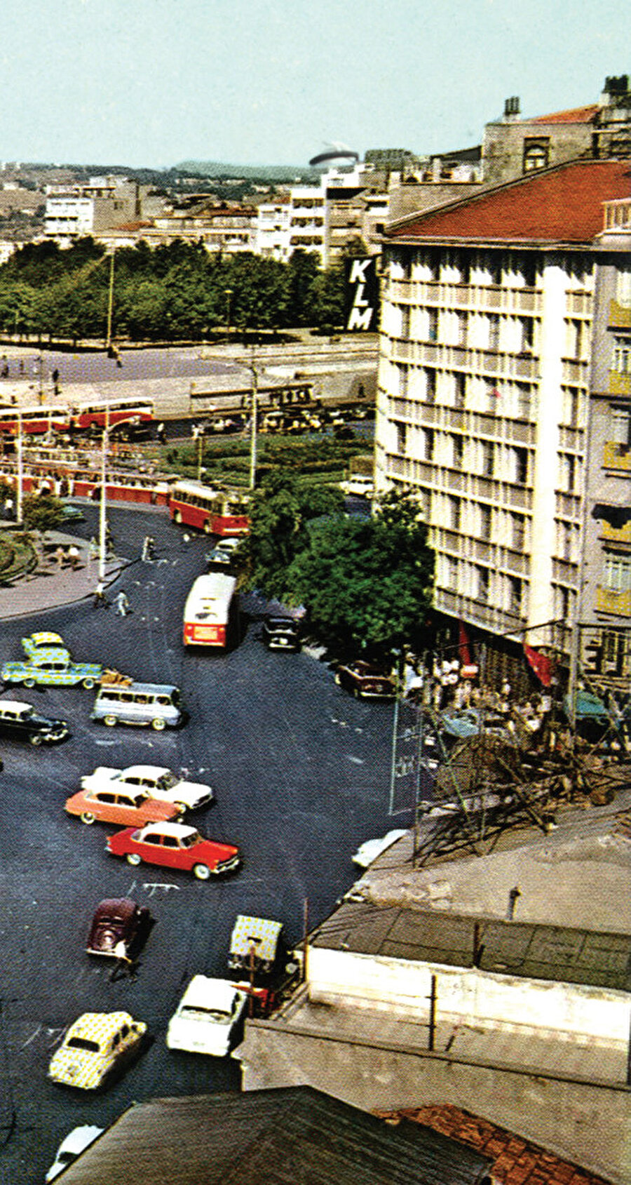 1960’ların sonunda Taksim Meydanı. Solda Maksem, karşıdaki yeşillik alanda Gezi Parkı, ortada Taksim Cumhuriyet Anıtı.