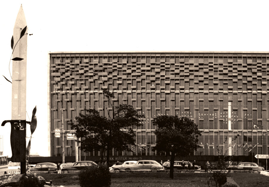 AKM ve Süngü Heykeli:nTaksim Meydanı’ndaki AKM binası ve eskidennönündeki parkta bulunan, 27 Mayıs askerîndarbesinin simgelerinden Süngü Heykeli. Heykeln12 Eylül 1980 darbesinden sonra kaldırıldı.