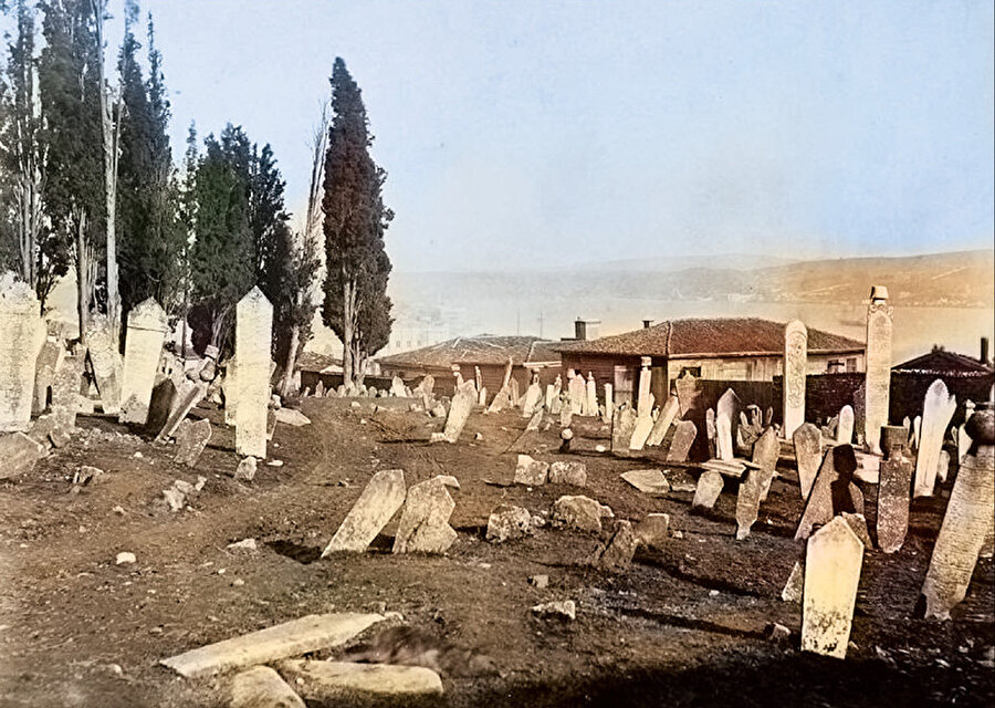 Beyoğlu Mezarlığı’nın Tophane sırtlarında, deniz gören bir arazide bulunan, harap hâldeki son kalıntıları. Arkada tek tük serviler seçiliyor. Tarih 1800’lerin sonu olmalı. Bugün yerlerini apartmanlar ve oteller almış durumda.