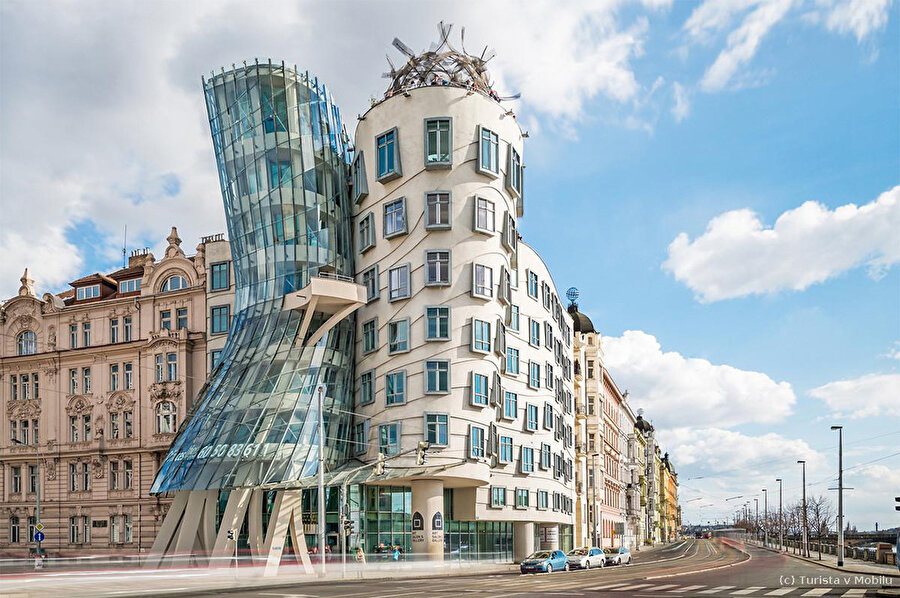 Dans Eden Ev (The Dancing House), dekonstrüktivizm akımının önemli örneklerinden olup kentse bağlamda Prag için bir sembol niteliği taşır. Formunun, dans eden bir çifte benzemesi, yapıya eğlenceli bir tutum katarak akımın etkilerini gösterir.