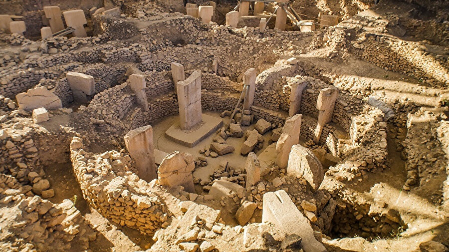 Göbeklitepe, Şanlıurfa il merkezinin yaklaşık olarak 22 km kuzeydoğusunda, Örencik köyü yakınlarında yer alan dünyanın bilinen en eski kült yapılar topluluğudur.