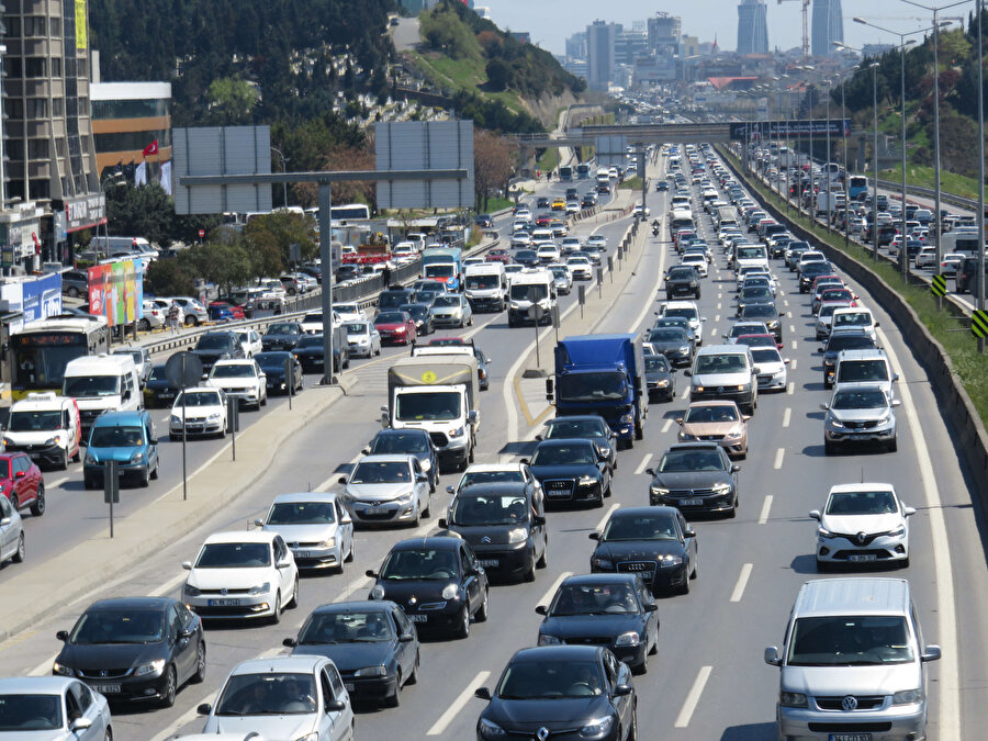 82 saatlik kısıtlama öncesi trafik kilit: Yoğunluk yüzde 72'ye ulaştı
