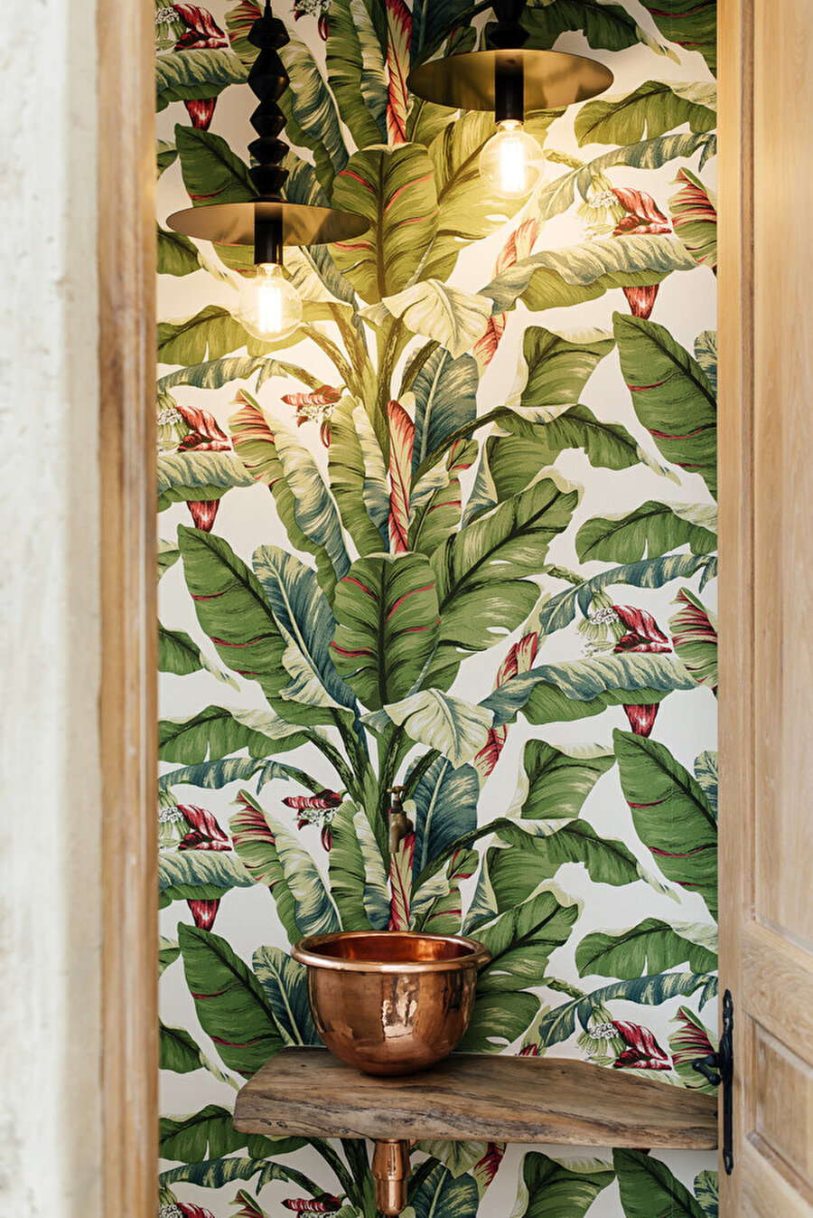 Banyo, botanik desenli, renkli duvar kağıtlarıyla kaplı.