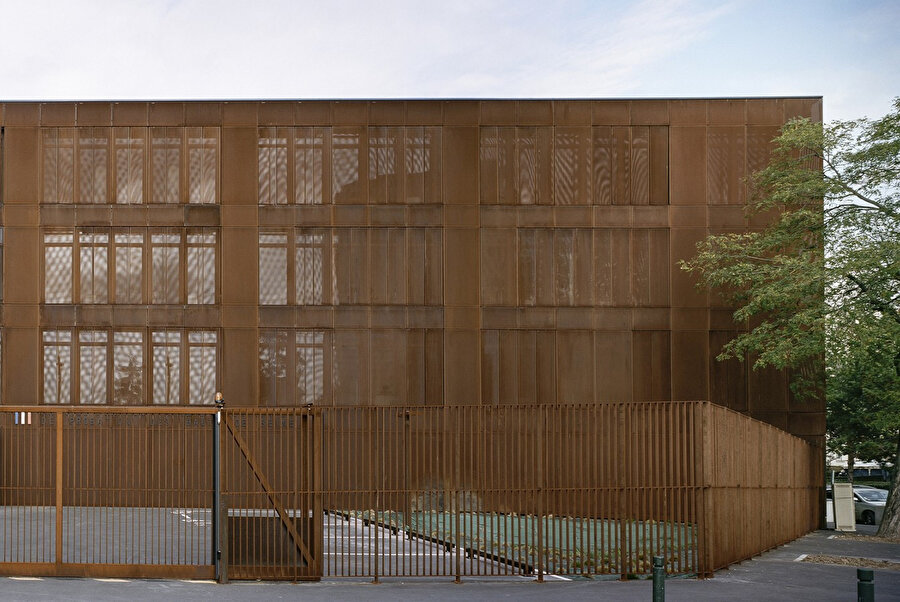 Çelik saclardan yapılmış delikli paneller, hapishane binasının cephesini kaplıyor. Ayrıca yapıda, iç mekanlara giren güneş ışığı seviyesini düzenlemek için otomatik olarak açılıp kapanabilen panjurlar bulunuyor.