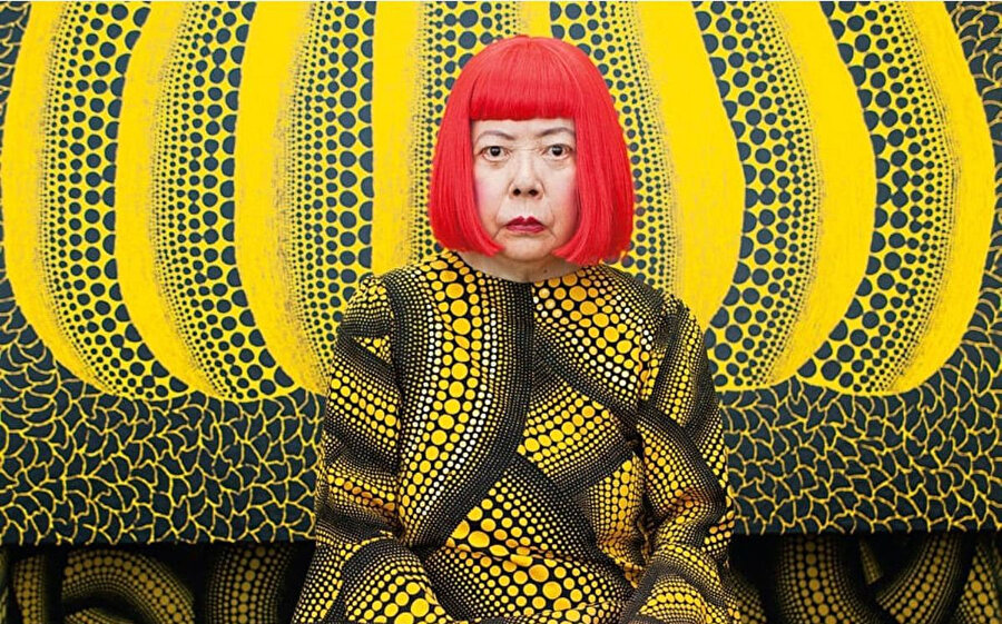 Yayoi Kusama kimi zaman renkli ve coşkulu kimliğiyle ön plana çıkarken; kimi zaman da karamsar ve sorunlu biri olarak bilinir. Fakat sanatçı her zaman üretken bir kişiliğe sahip olmuştur.