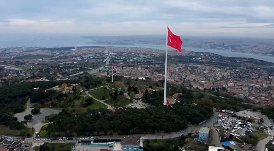 Dev Türk bayrağı Çamlıca Tepesi'nde göndere çekildi