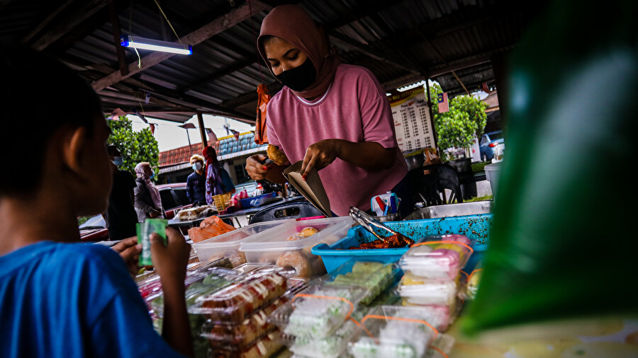Bu yıl hükümet, ramazan pazarlarının az sayıda stantlarla kurulmasına müsaade etti.
