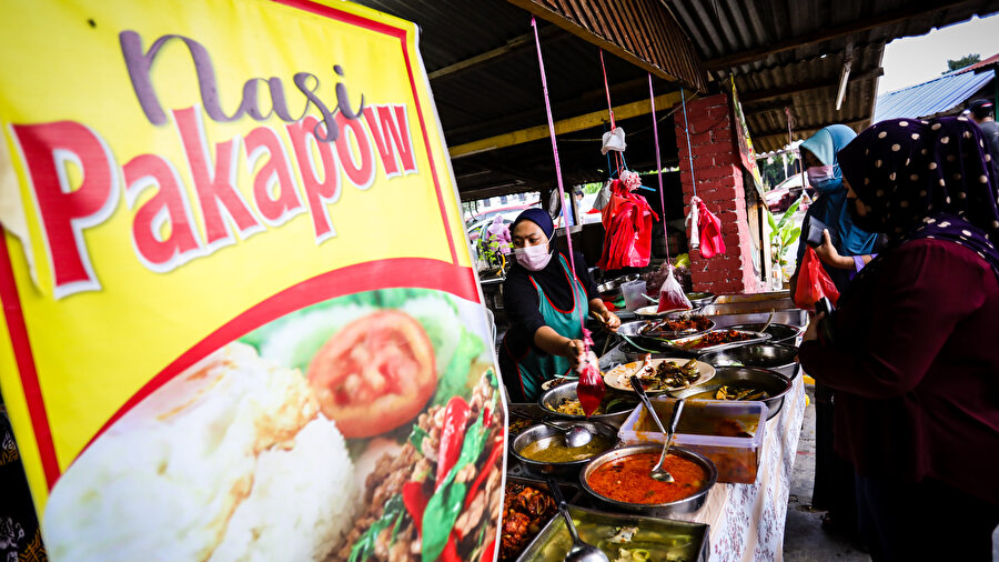 Kuala Lumpur'un Bağımsızlık Meydanı'nda kurulan ramazan pazarı, şehrin en kalabalık ve meşhur pazarı olarak biliniyor.