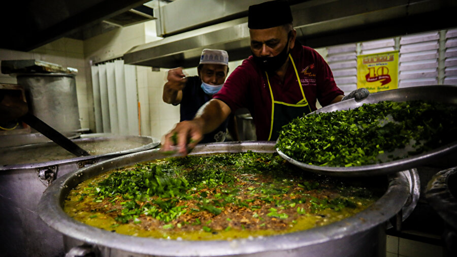 Malezya'da yardımlaşmanın simgelerinden geleneksel ramazan yemeği: bubur lambuk.
