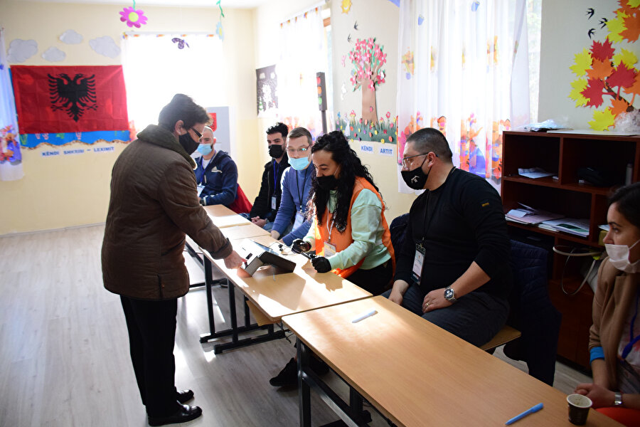 Kayıtlı 3 milyon 588 bin 869 seçmen, 5 bin 199 seçim merkezinde yerel saatle 07.00'den itibaren oy vermeye başladı.